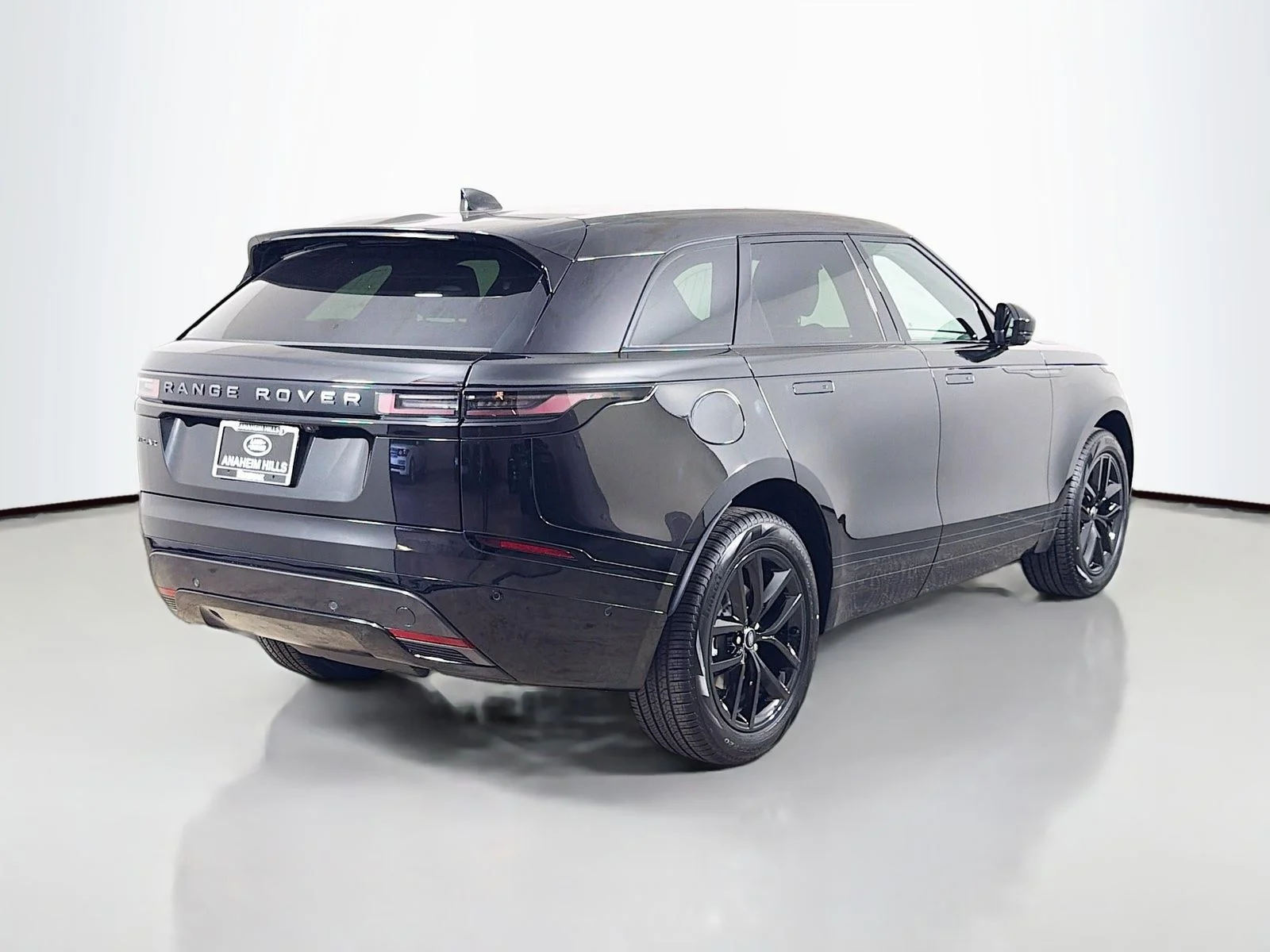 New 2026 Santorini Black Land Rover Dynamic SE image 5