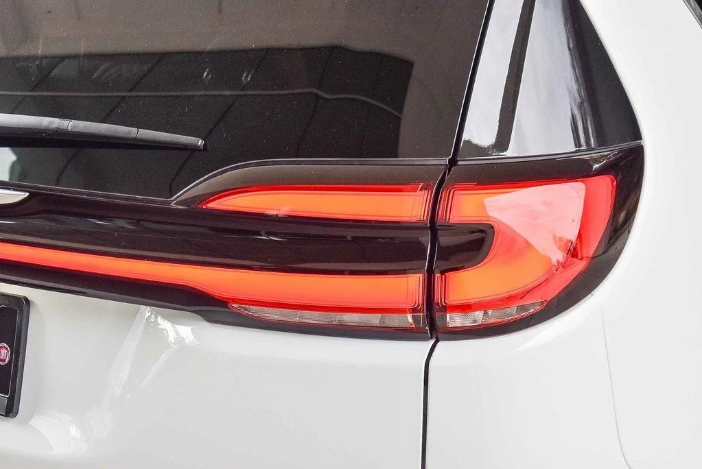 New 2026 Bright White Clear-Coat Exterior Paint Chrysler Pinnacle image 7