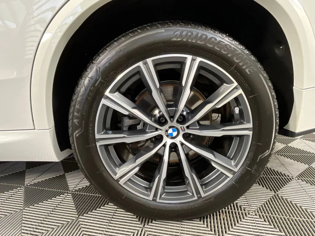 Used 2024 White BMW xDrive40i image 17