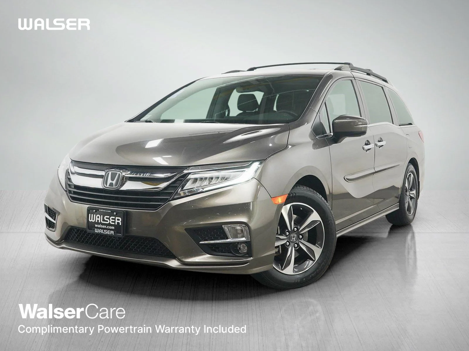 Used 2018 Pacific Pewter Metallic Honda Touring Auto image 1