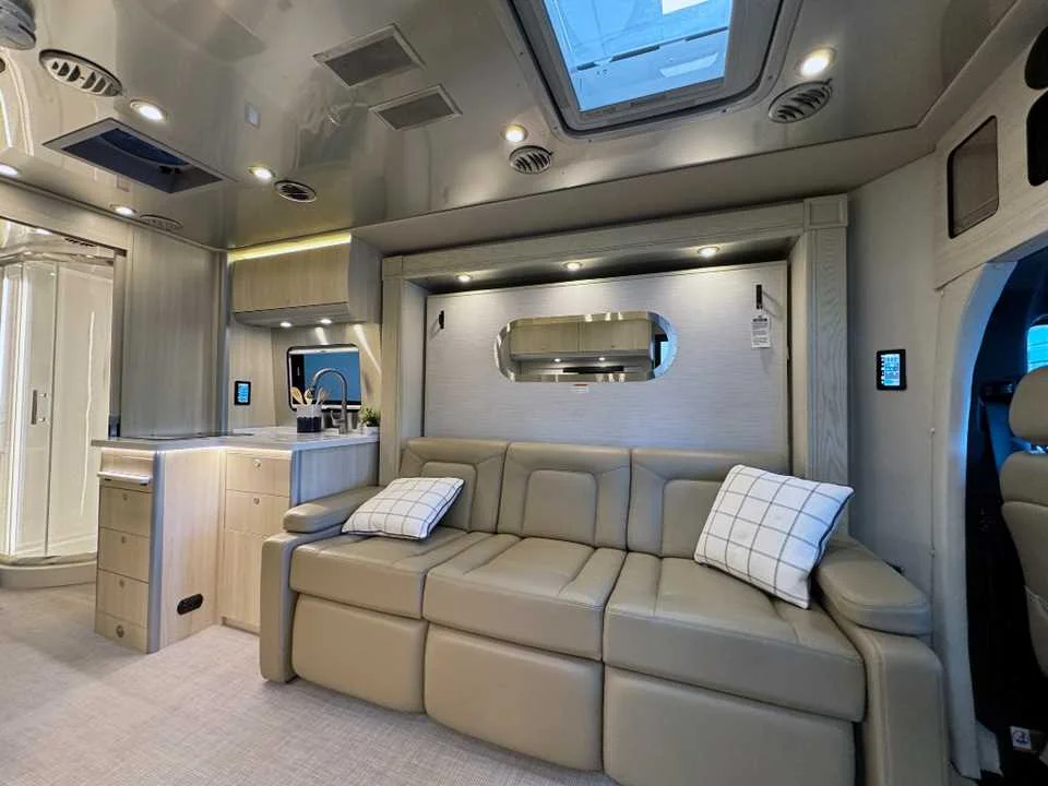 New 2025 Hightech Silver Premium Metallic AIRSTREAM  image 6