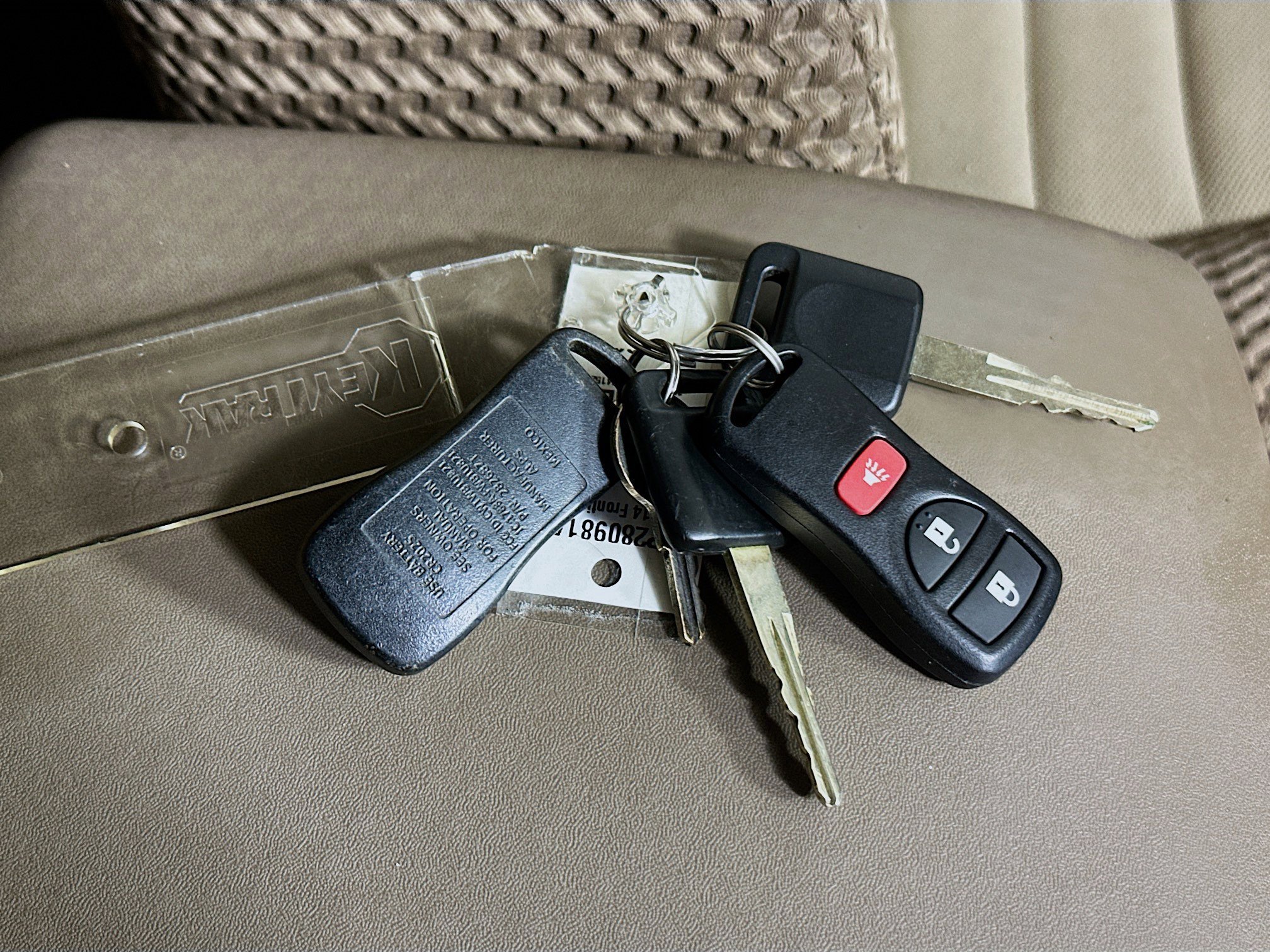 Used 2014 Glacier White Nissan SV image 31