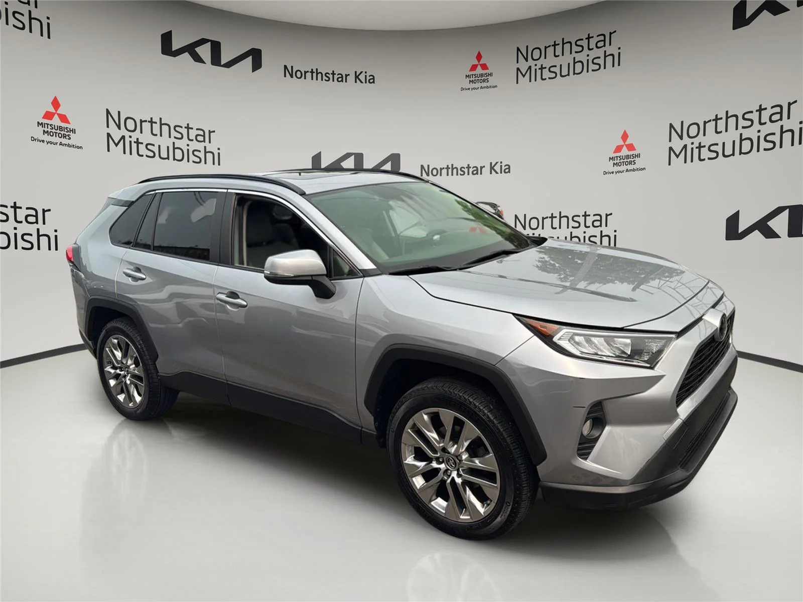 Used 2019 Silver Sky Metallic Toyota XLE Premium image 6