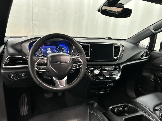 Used 2025 Black Chrysler Select image 24