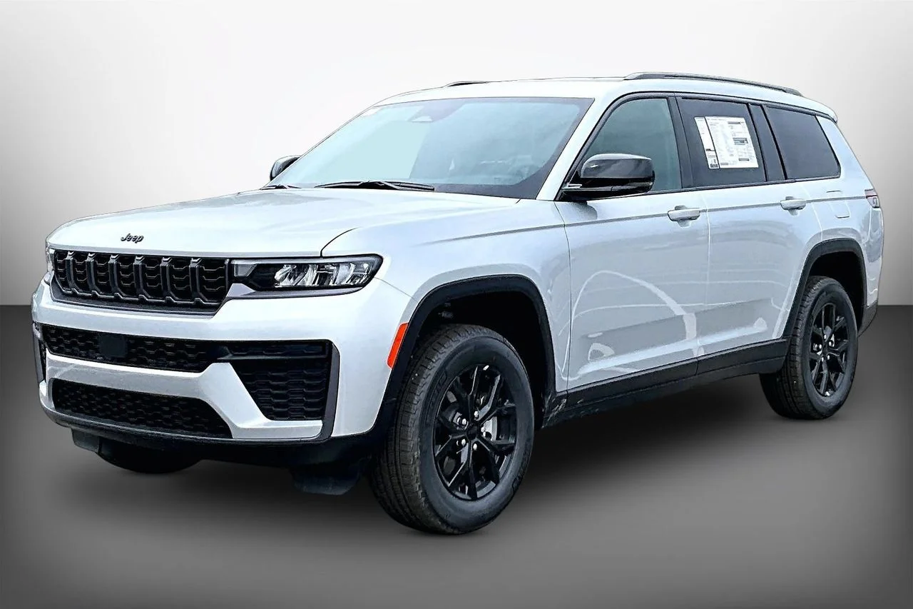 New 2026 Silver Zynith Exterior Paint Jeep Altitude image 4