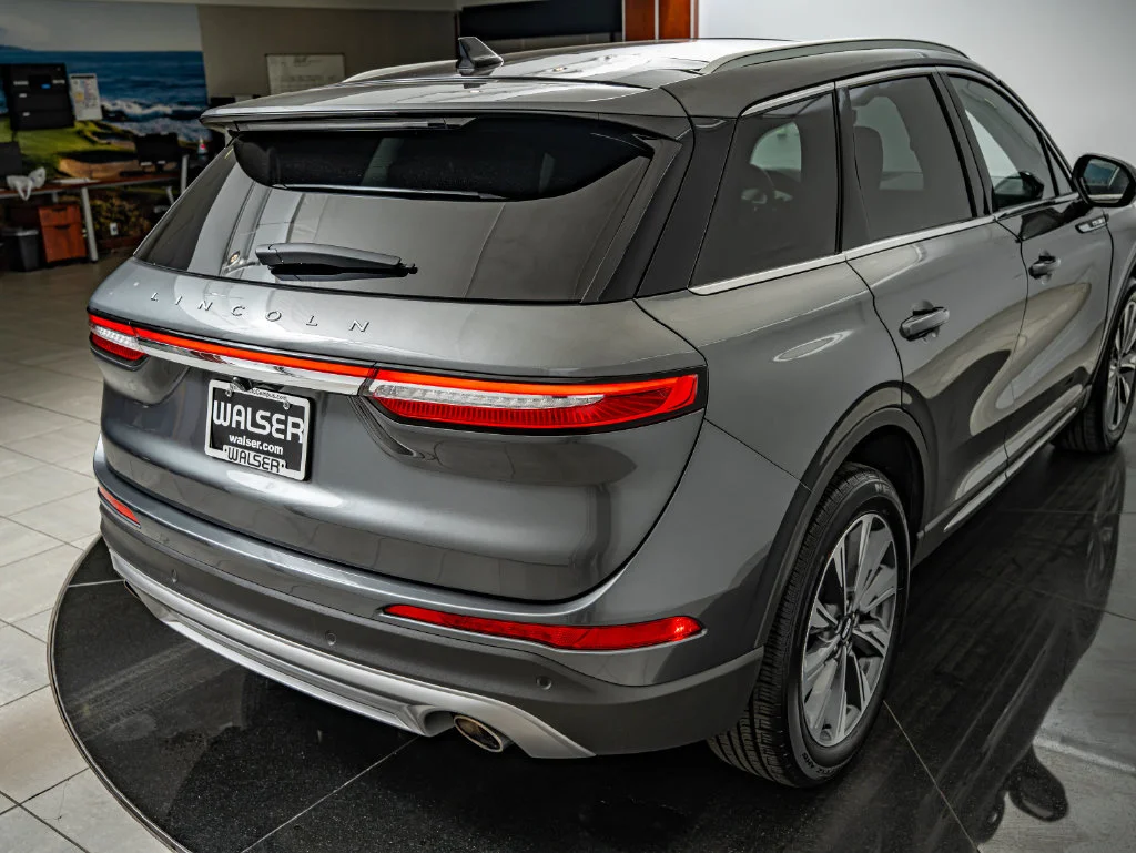 Used 2022 Gray Metallic Lincoln Reserve image 16