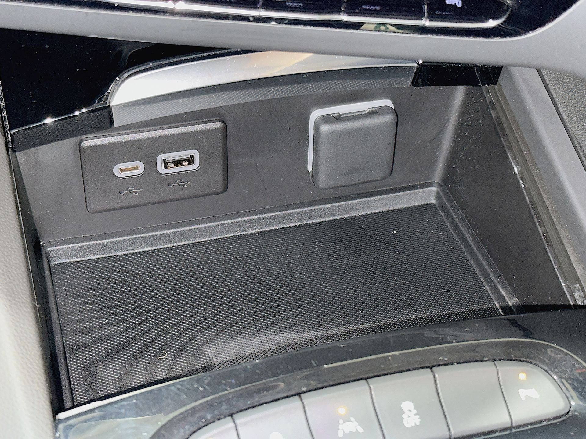 Used 2023 Summit White Buick Essence image 32