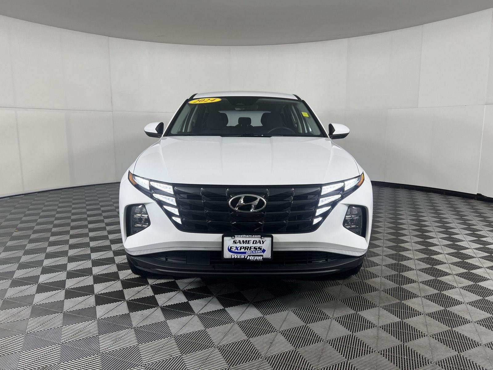 Used 2024 White Pearl Hyundai SE image 16