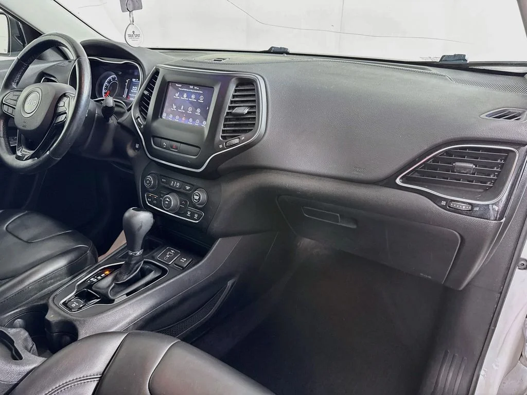 Used 2020 White Jeep Latitude Plus image 34