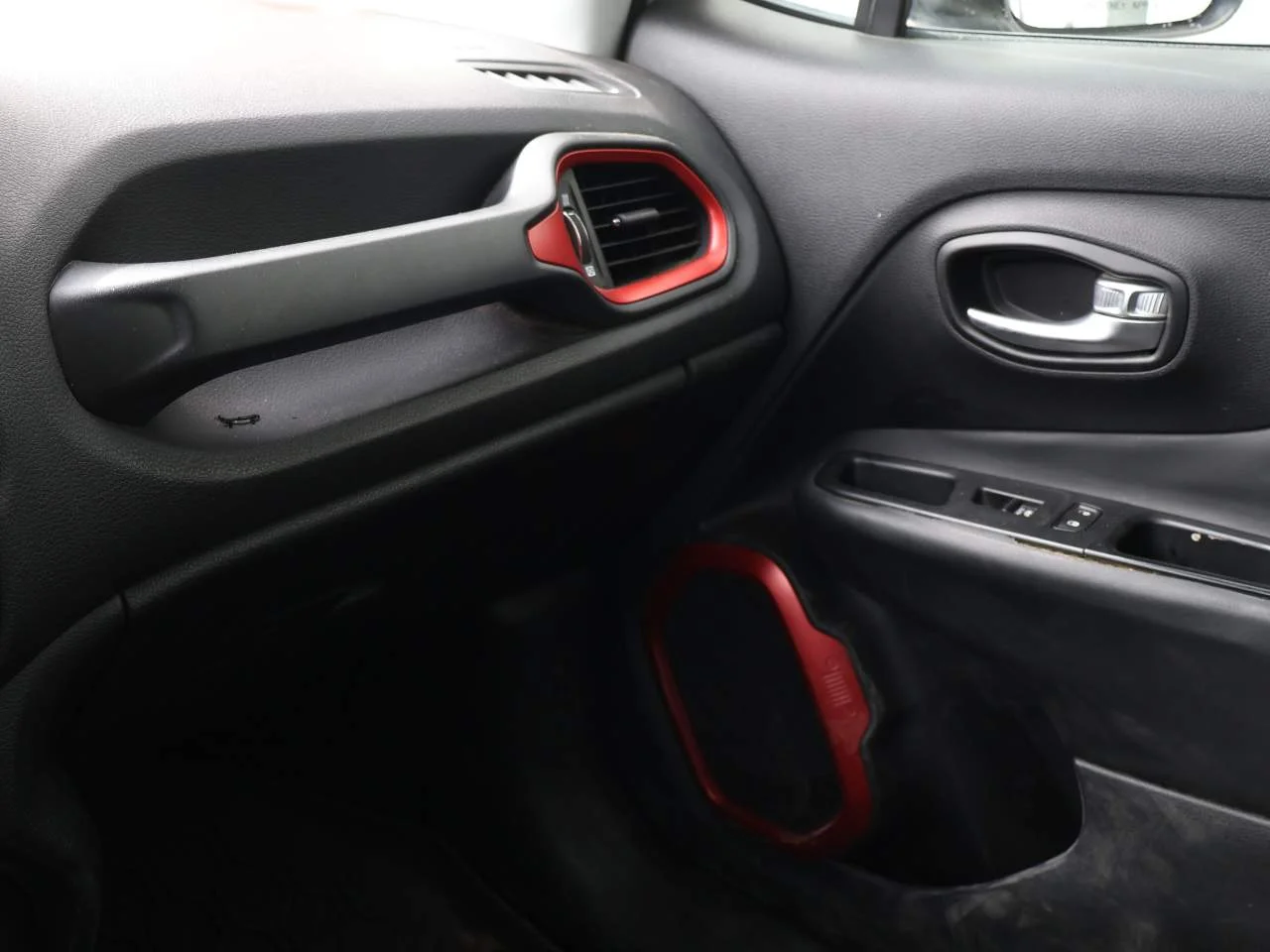 Used 2015 Alpine White Jeep Trailhawk image 14