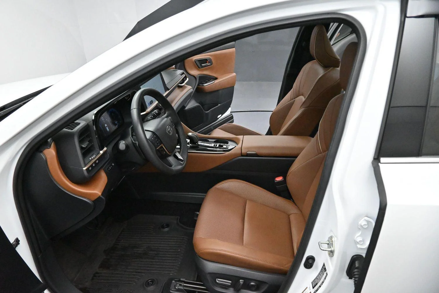 Used 2025  Toyota XLE image 12