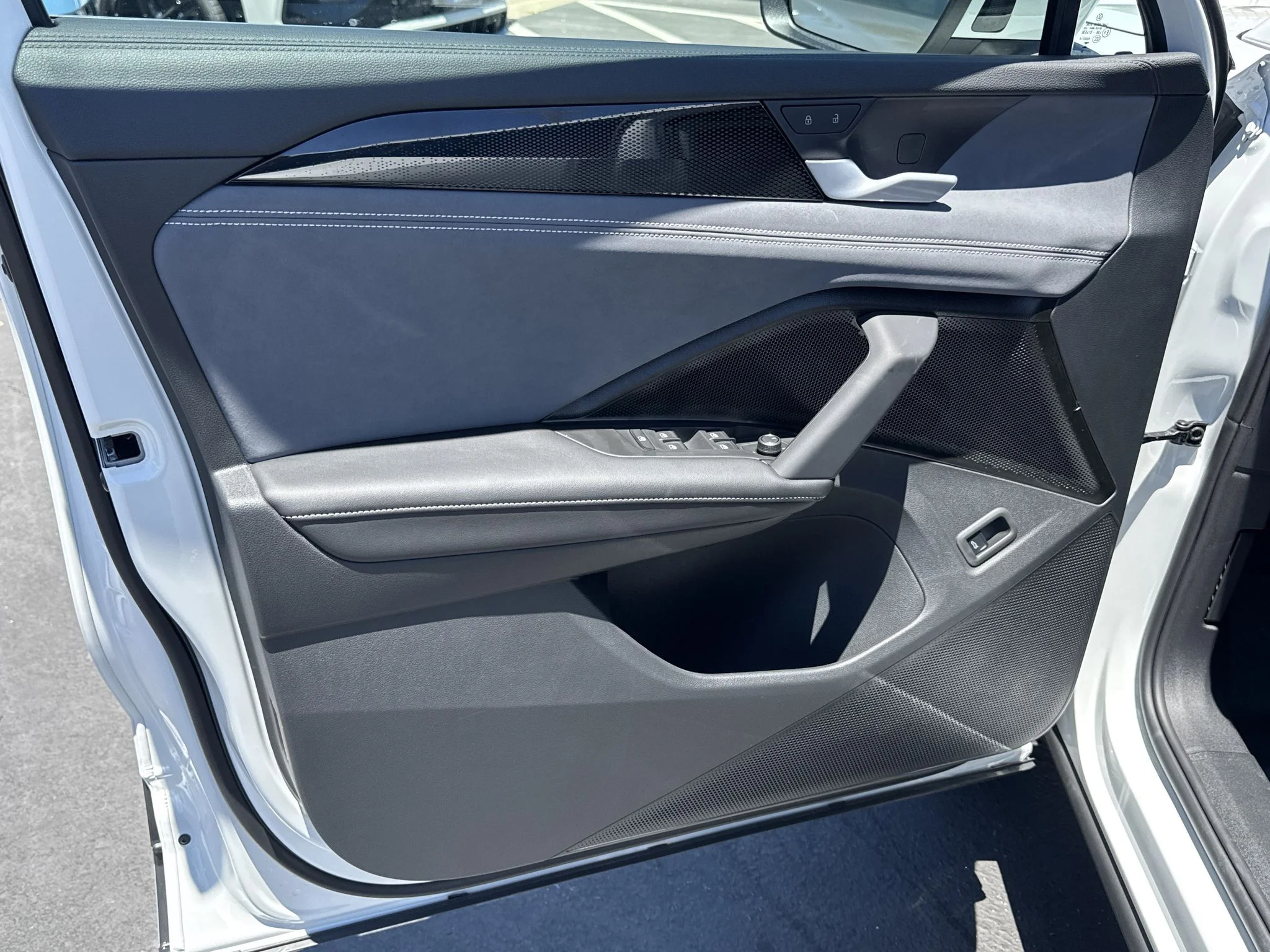 New 2026 Pure White Volkswagen SE image 11
