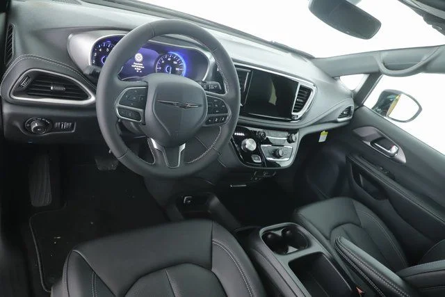 2026 Chrysler Pacifica Select - Photo 17