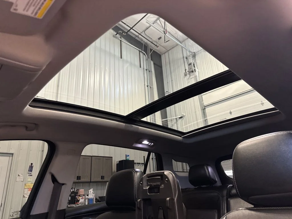Used 2023 White GMC SLT image 25