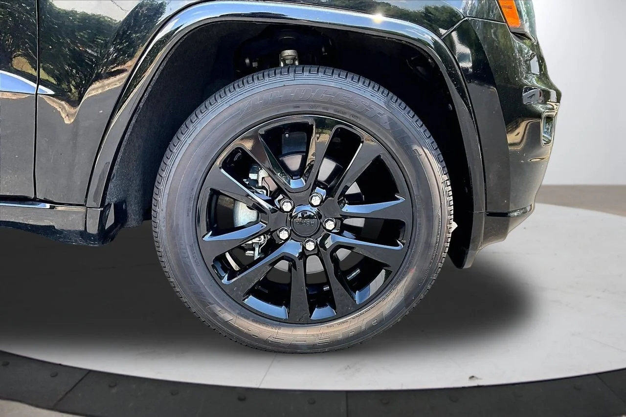 Certified Used 2018 Black Jeep Altitude image 34