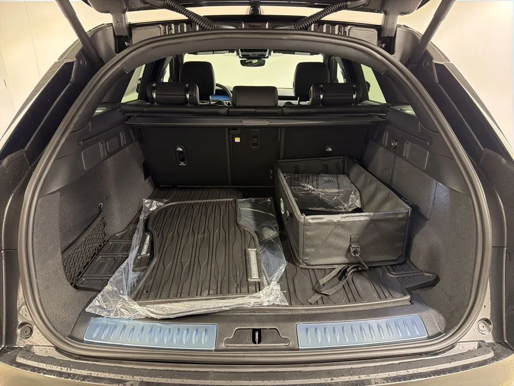 New 2026  Land Rover P250 Base image 29