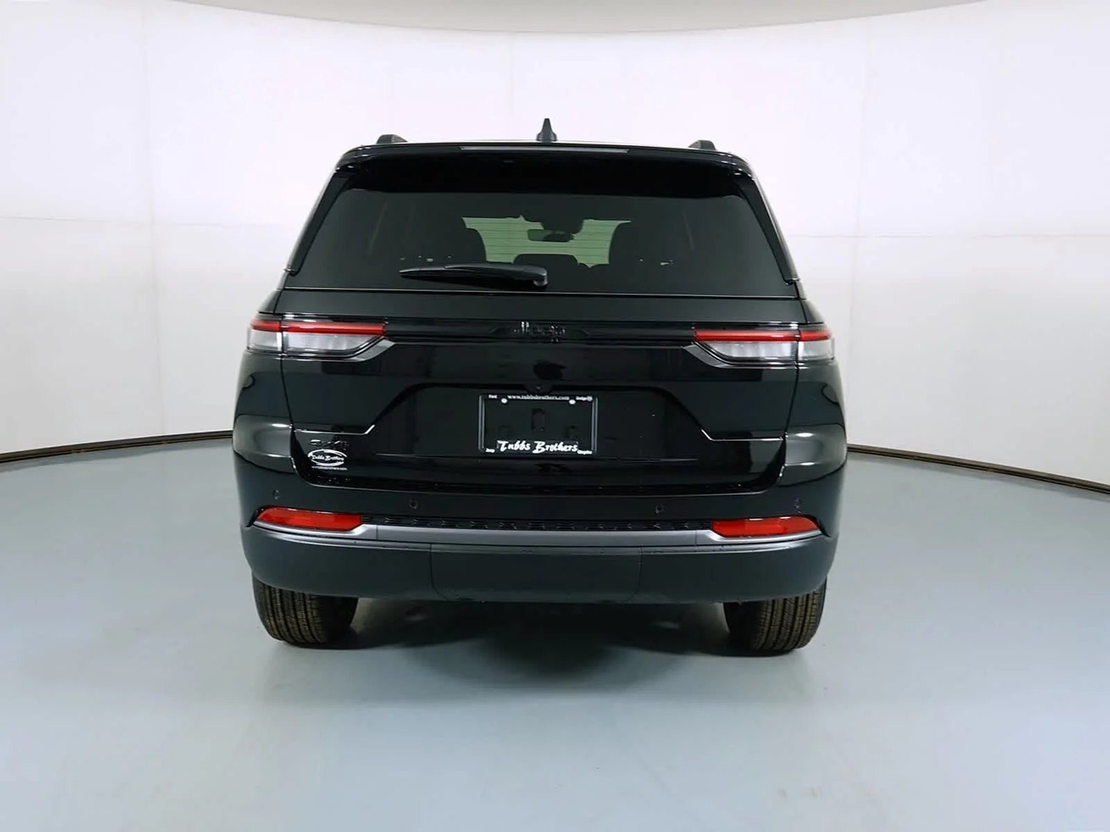 New 2026 Diamond Black Crystal Pearl-Coat Exterior Paint Jeep Laredo Altitude image 5