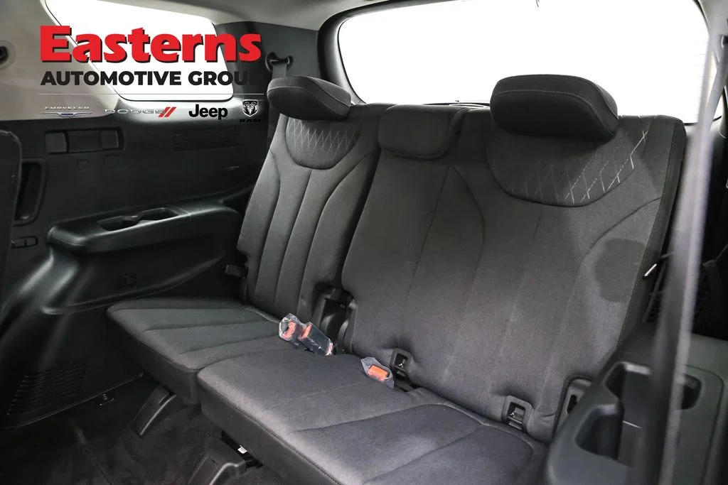 Used 2022 Black Hyundai SE image 27