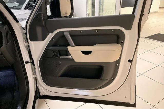 Certified Used 2024 White Land Rover X-Dynamic SE image 30