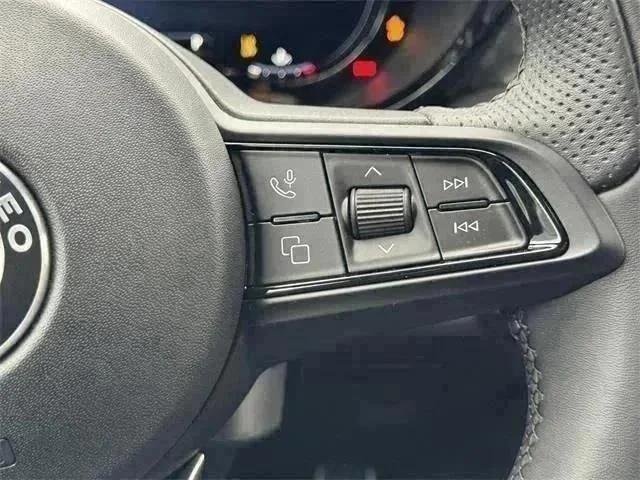 New 2025 Milano White Exterior Paint Alfa Romeo  image 19