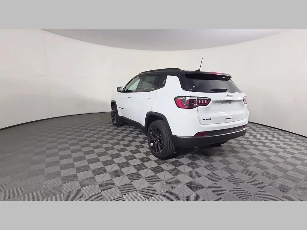 New 2026 Bright White Clear-Coat Exterior Paint Jeep Limited Altitude image 28