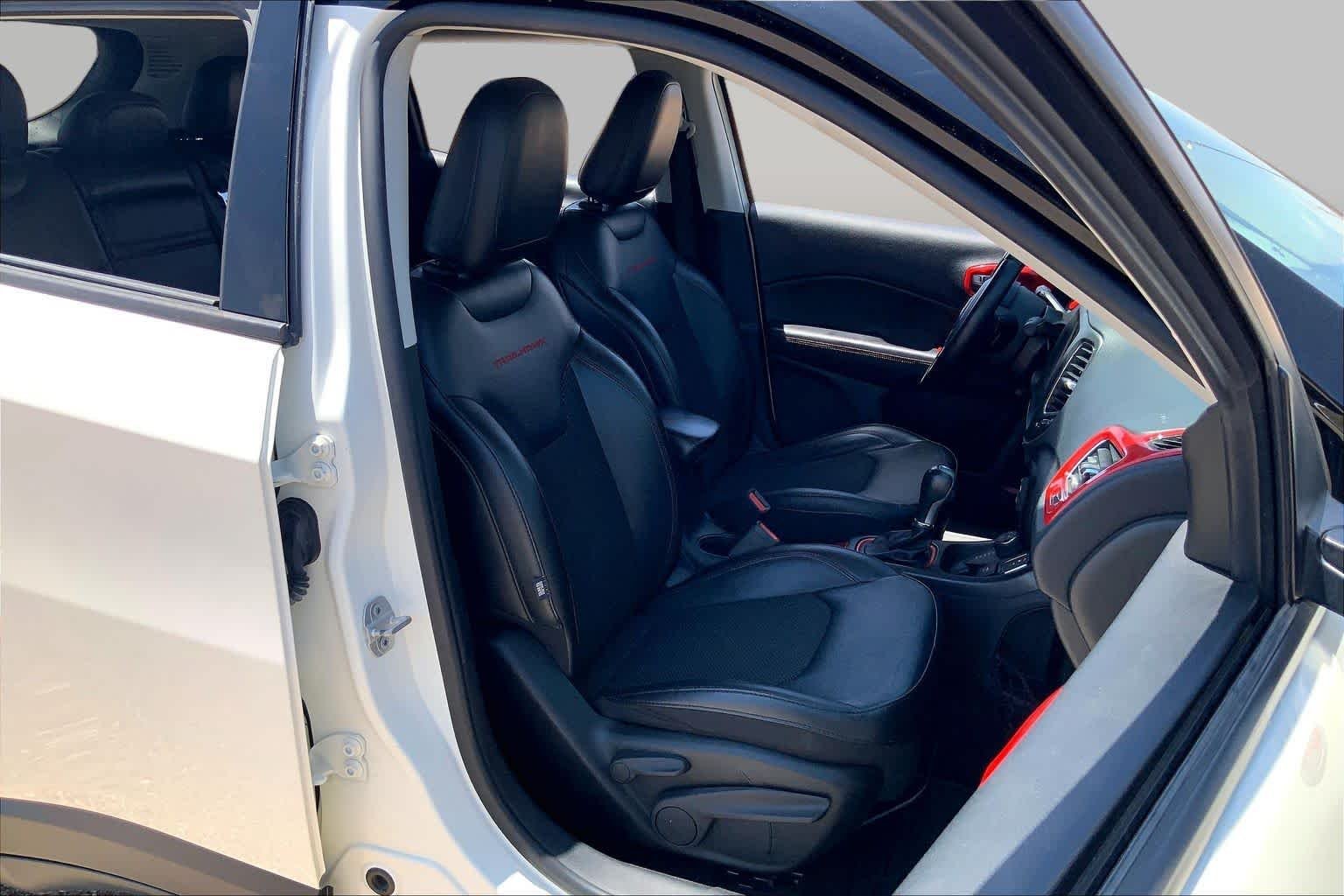 Used 2019 White Clearcoat Jeep Trailhawk image 9
