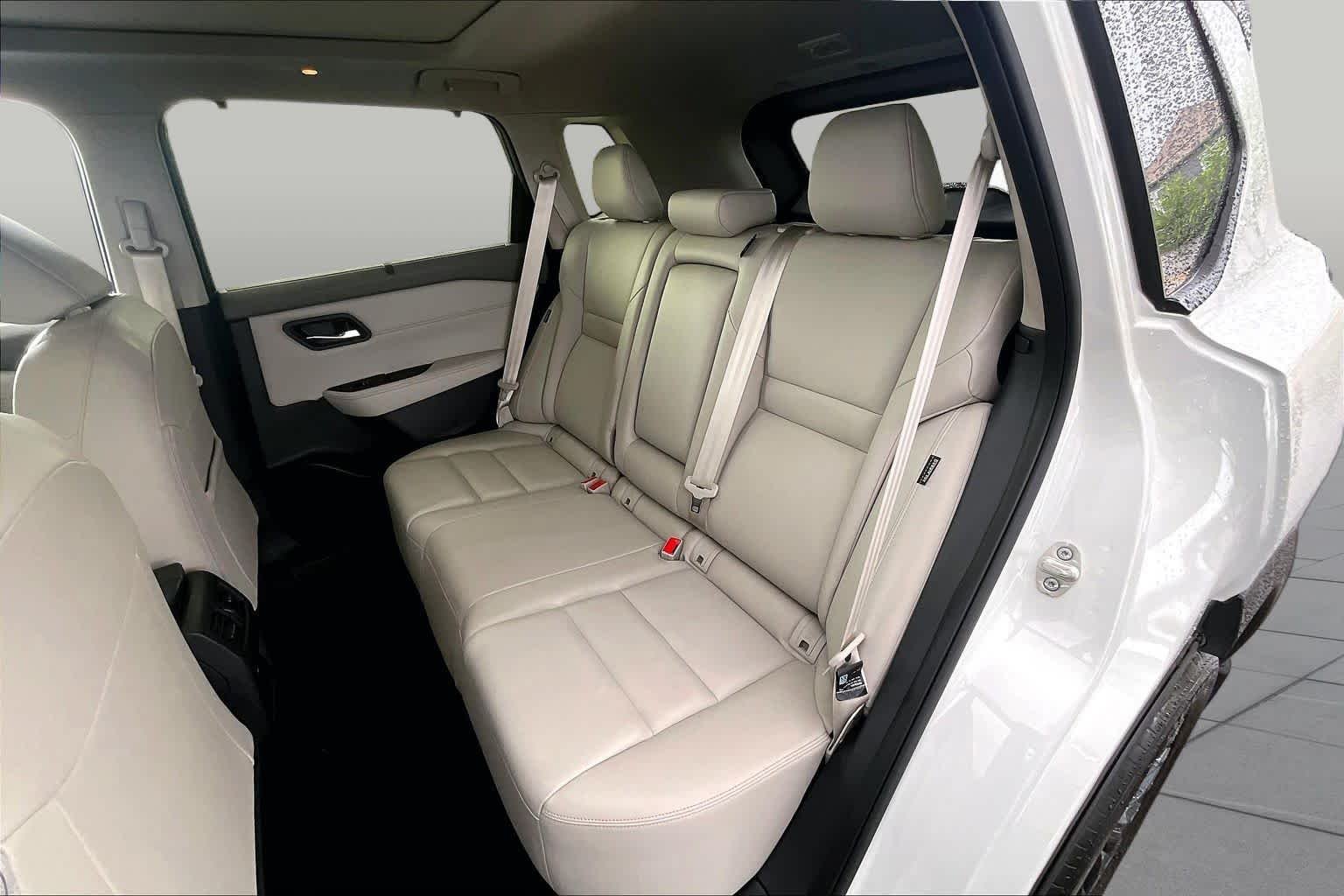Certified Used 2025 Everest White Pearl/Super Black Nissan SL image 20