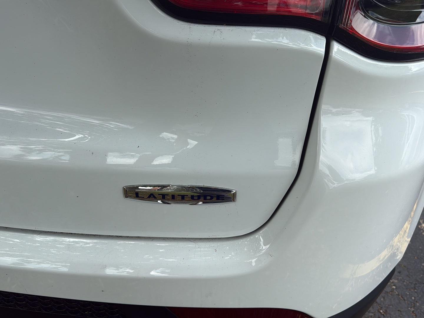 Used 2022 Bright White Clearcoat Jeep Latitude image 12