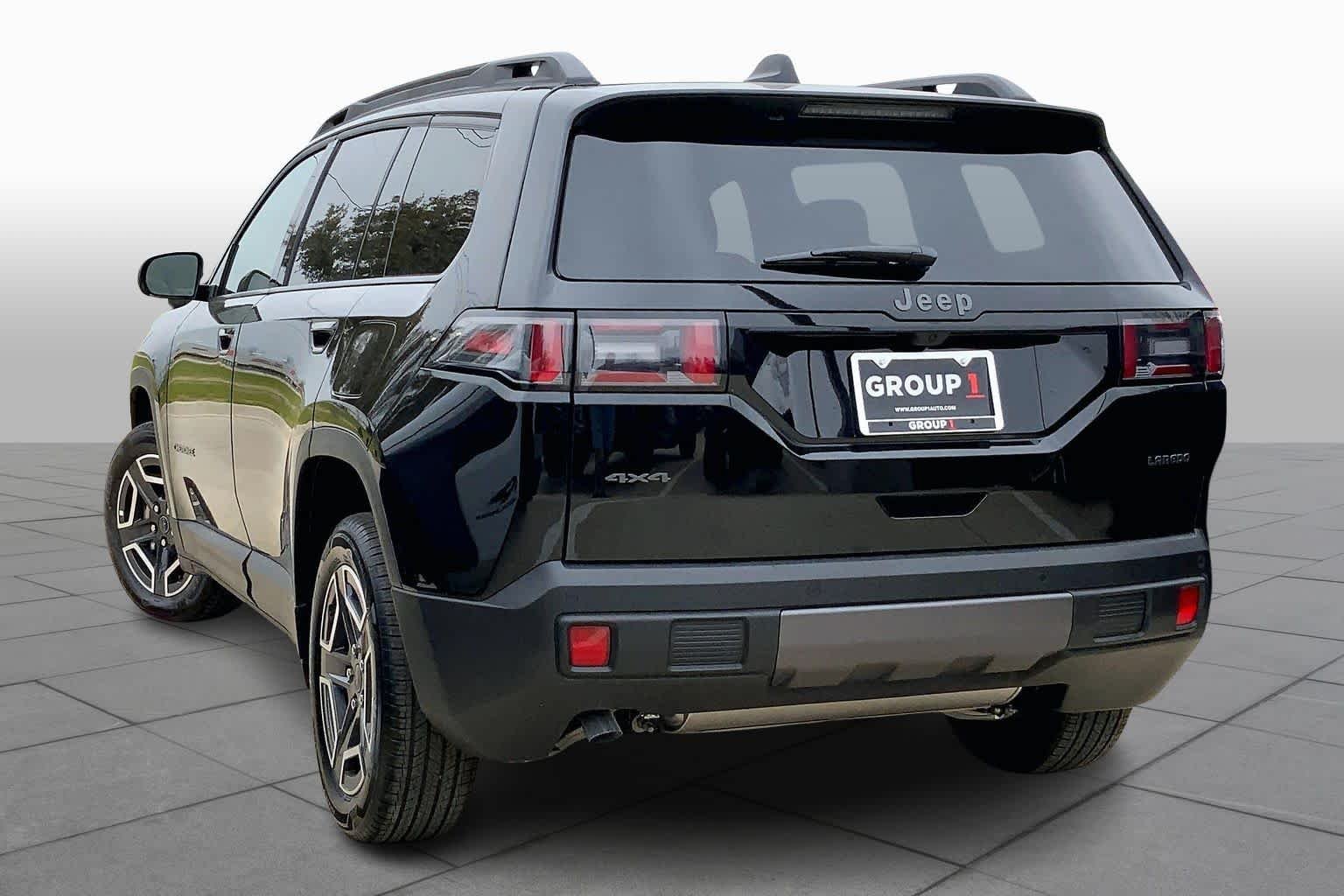 New 2026 Diamond Black Crystal Pearl-Coat Exterior Paint Jeep Laredo image 12
