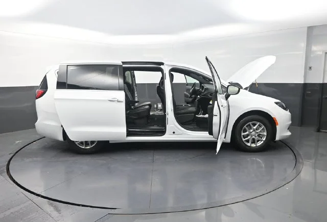 New 2027 Bright White Clear-Coat Paint Chrysler LX image 33