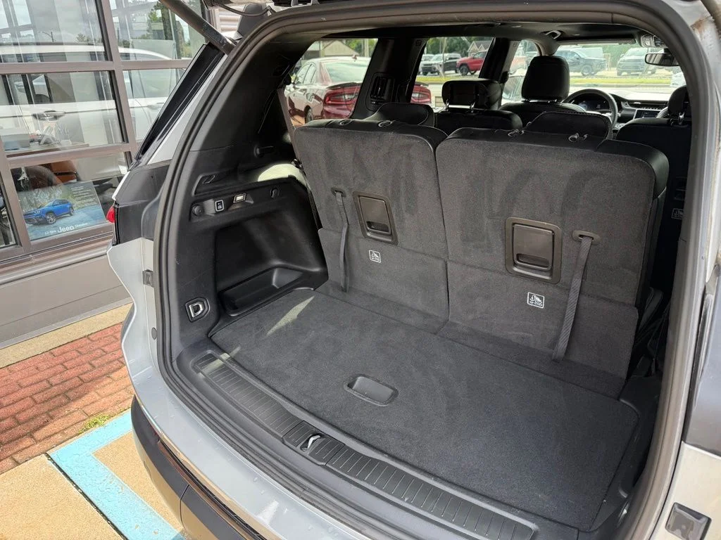 Used 2023 Silver Jeep Altitude image 13