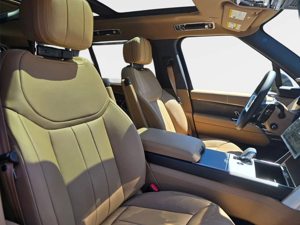 New 2026 Santorini Black LAND ROVER SE LWB 7-Seats / V8 image 10