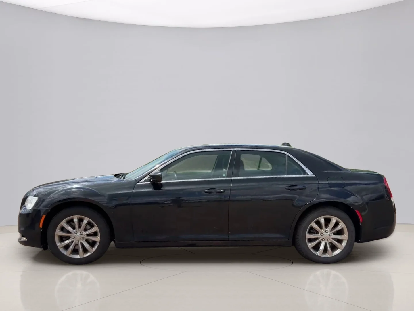 Used 2018 Black Chrysler TOURING image 2