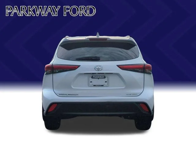 Used 2023 Beige Toyota XLE image 4