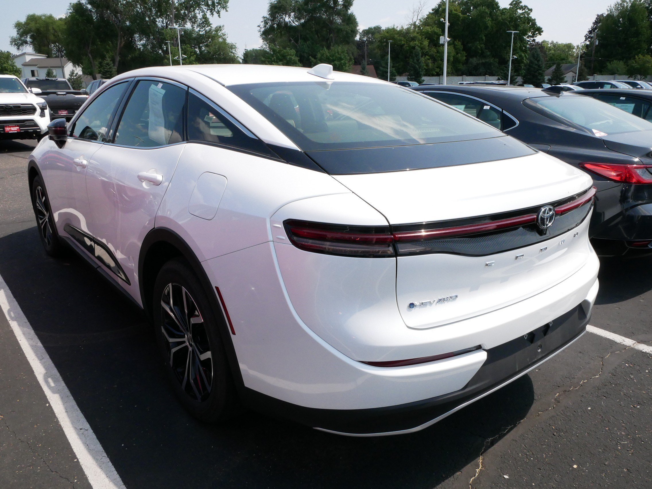 Used 2026 Oxygen White Toyota XLE image 4