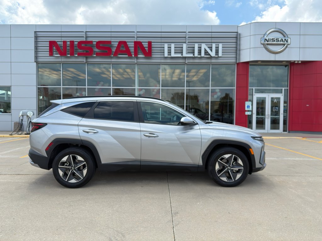 Used 2023 Shimmering Silver Hyundai SE image 2