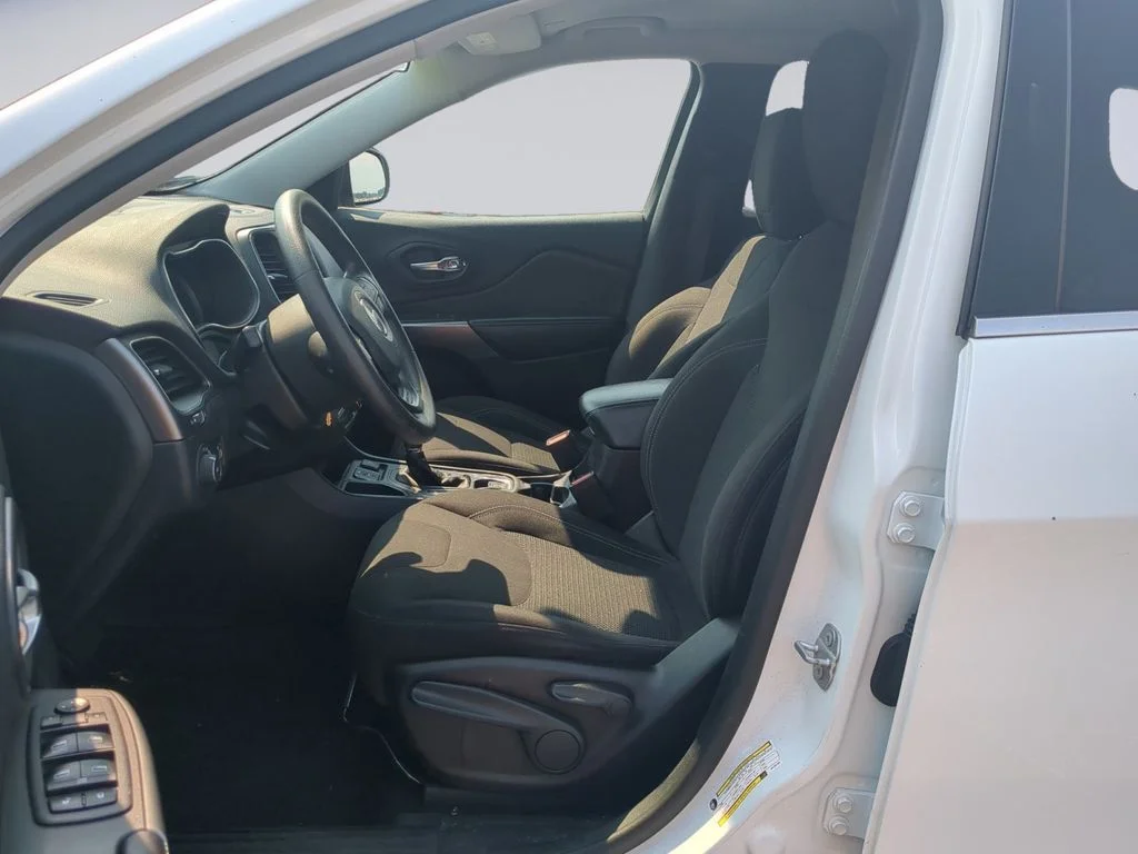 Used 2019 White Jeep Latitude image 12