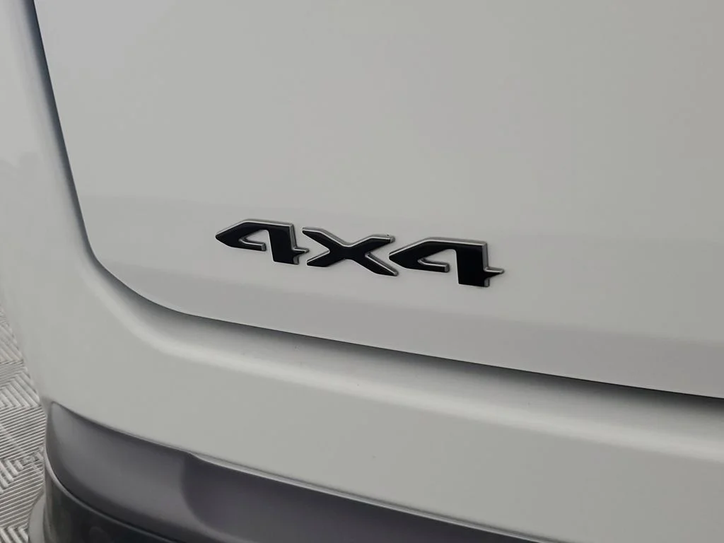 New 2026 Bright White Clear-Coat Exterior Paint Jeep Limited Reserve image 33
