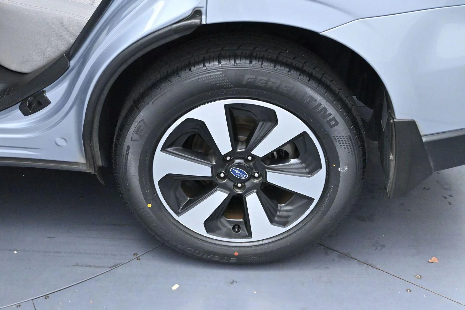 Used 2018 Ice Silver Metallic Subaru Premium image 28