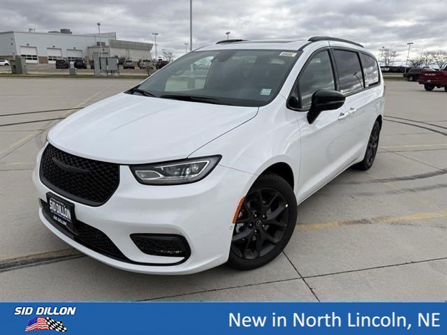 New 2026 Bright White Clear-Coat Exterior Paint Chrysler Limited image 1