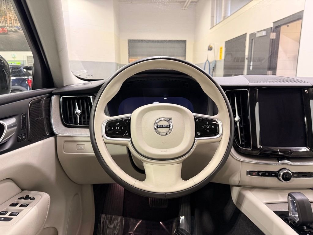 Used 2023 Gray Volvo  image 22
