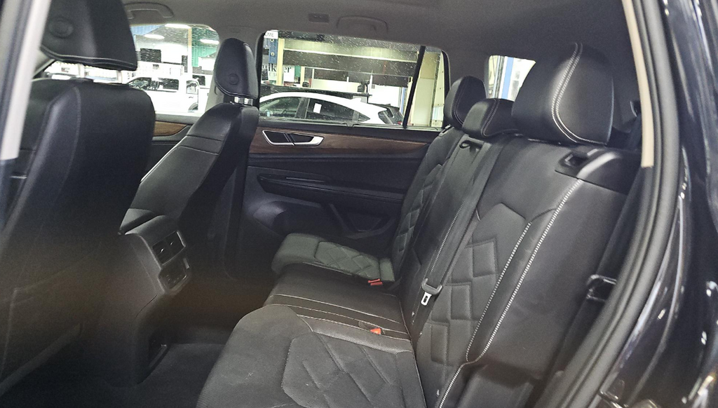 Used 2024 Black Volkswagen 2.0T SE w/Technology image 37