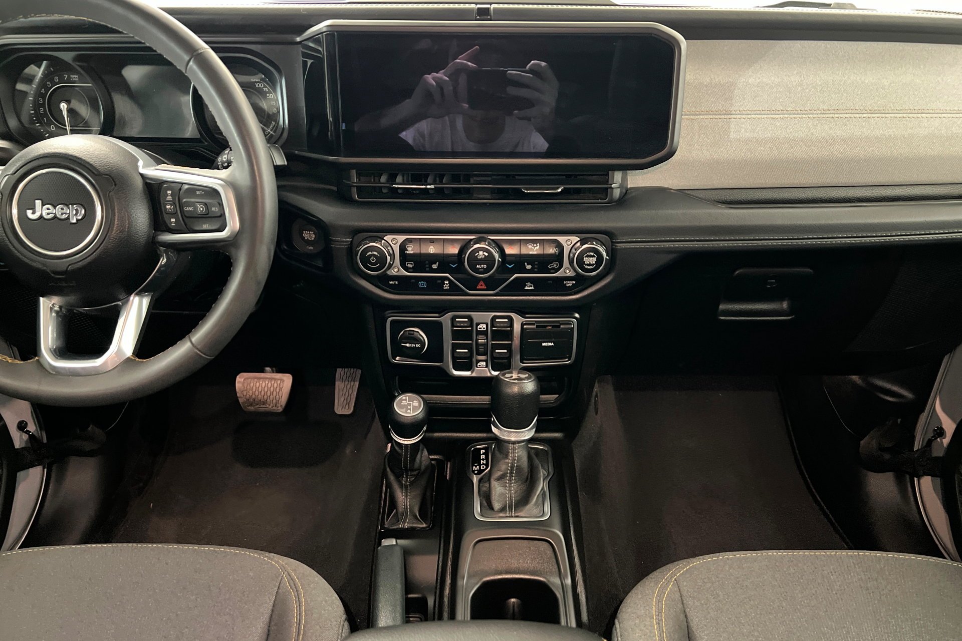 Used 2024 Silver Zynith Clearcoat Jeep Sahara image 14