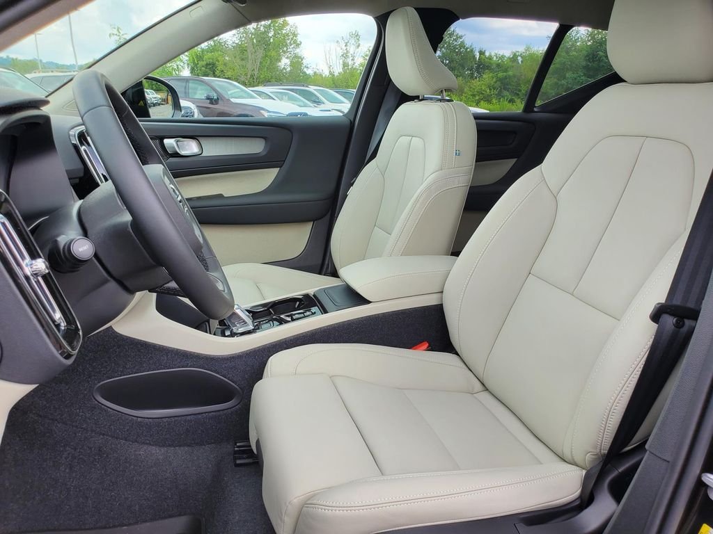 2026 Volvo XC40 Plus - Photo 5