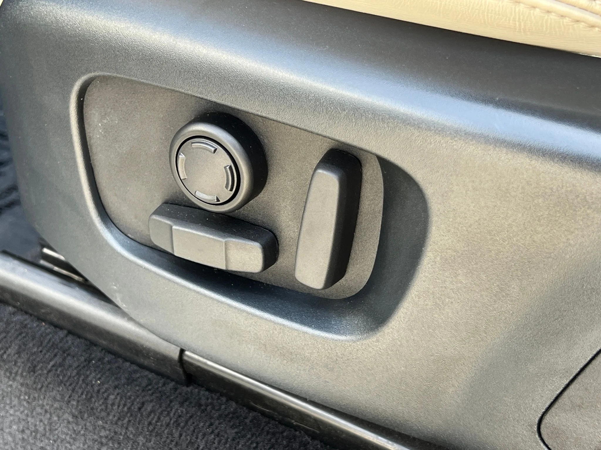 Used 2019 Blue Land Rover HSE image 32