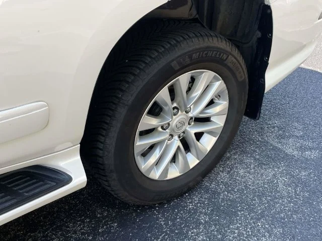 Used 2018 White Lexus 460 image 11