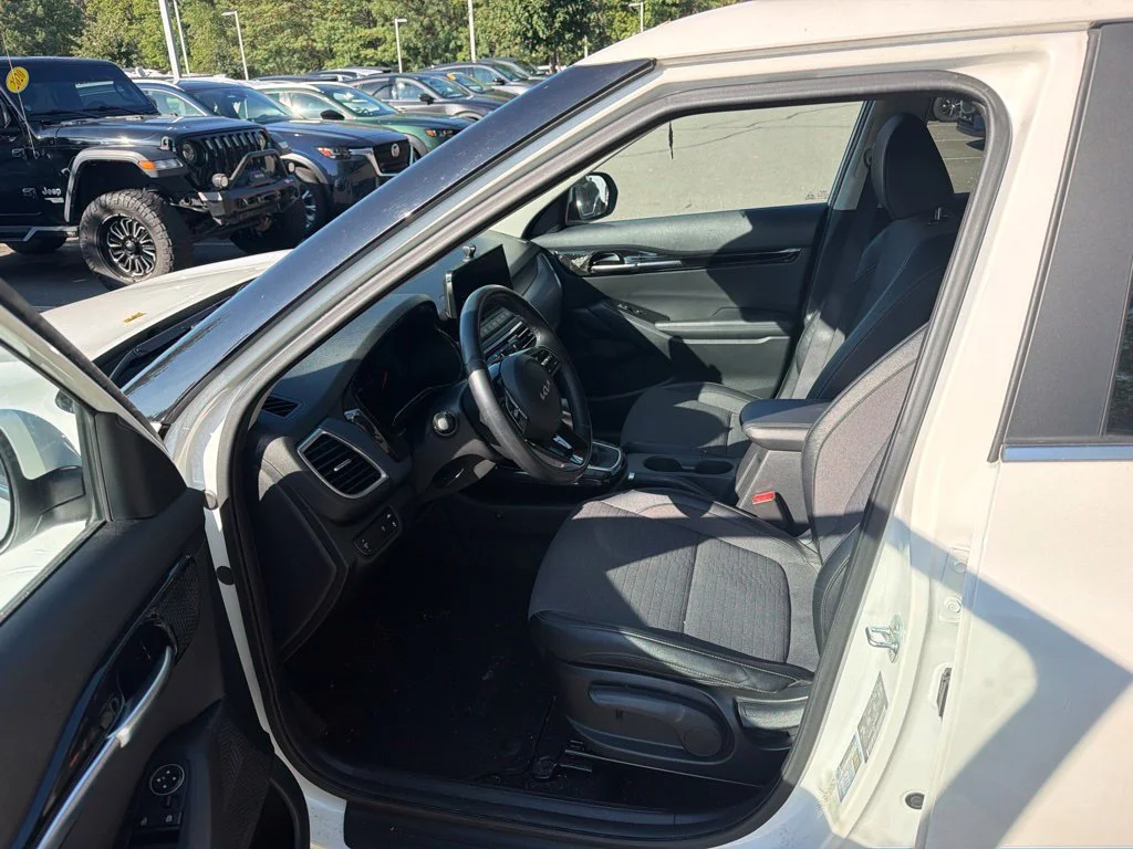 Used 2023 Snow White Pearl Kia Nightfall image 7