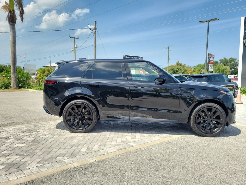 New 2026 Santorini Black Land Rover Dynamic SE image 6