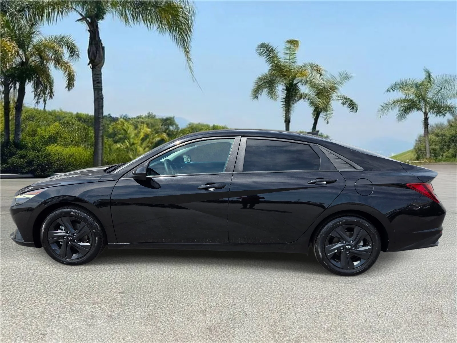 Used 2022 Phantom Black Hyundai SEL IVT image 2