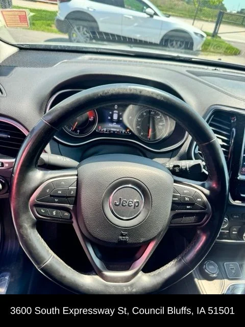 Used 2019 Silver Jeep Limited image 13